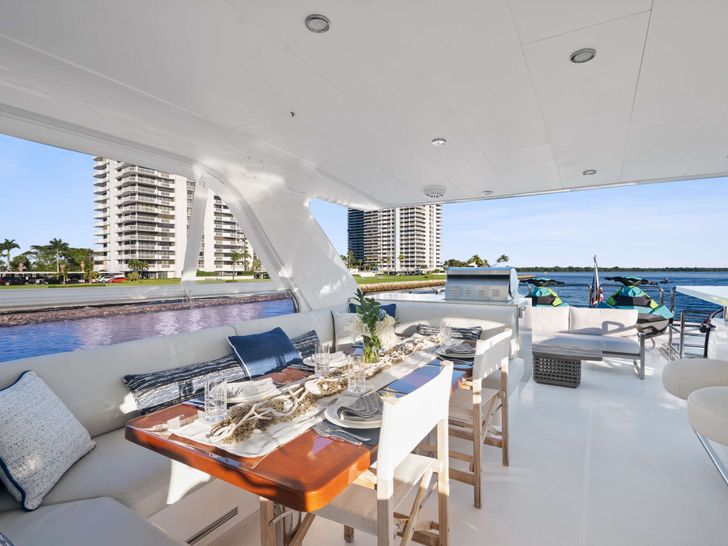 PILOT LOUNGE Horizon E84 - flybridge PILOT LOUNGE Horizon E84 - flybridge