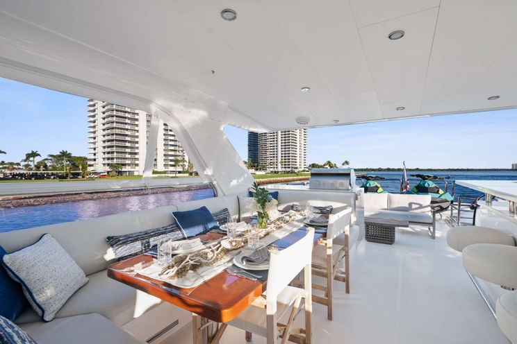 Charter Yacht PILOT LOUNGE - Horizon E84 - 4 Cabins - Nassau - Exumas - Bahamas