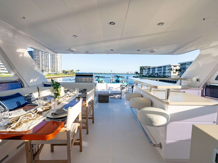 PILOT LOUNGE Horizon E84 - flybridge dining area and bar PILOT LOUNGE Horizon E84 - flybridge dining area and bar