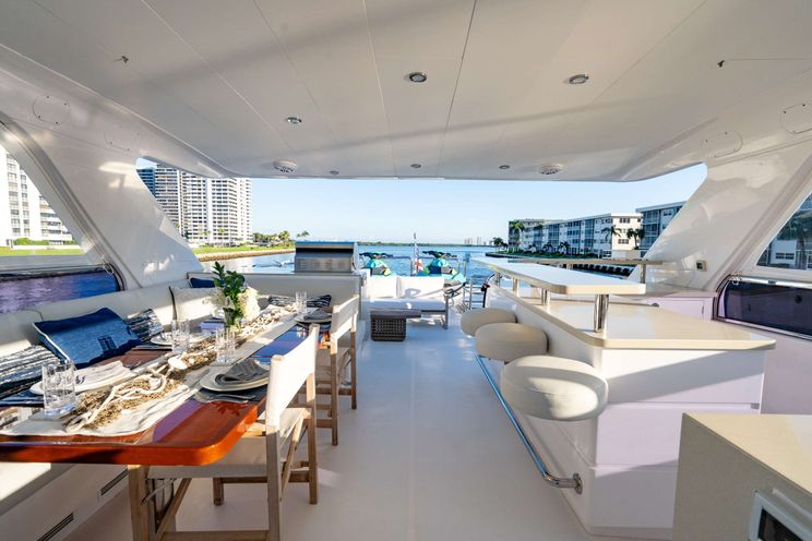 Charter Yacht PILOT LOUNGE - Horizon E84 - 4 Cabins - Nassau - Exumas - Bahamas