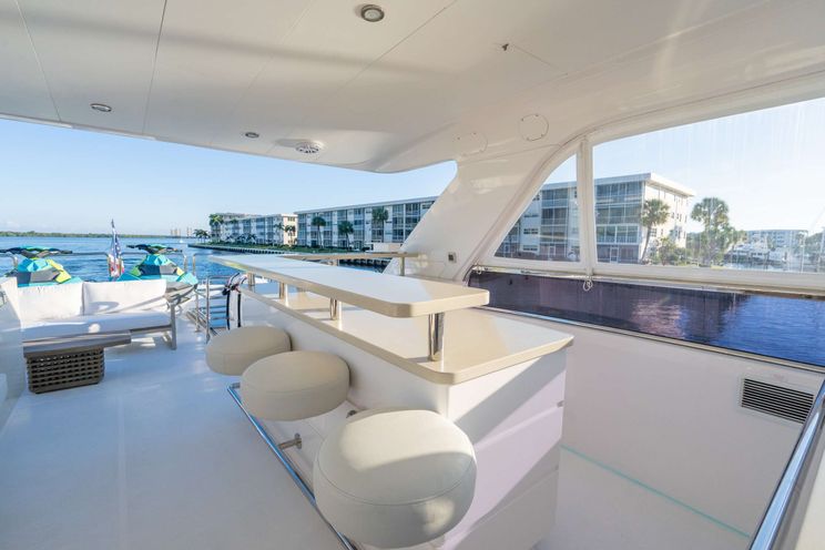Charter Yacht PILOT LOUNGE - Horizon E84 - 4 Cabins - Nassau - Exumas - Bahamas