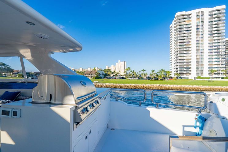 Charter Yacht PILOT LOUNGE - Horizon E84 - 4 Cabins - Nassau - Exumas - Bahamas