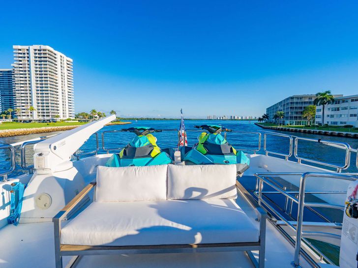 PILOT LOUNGE Horizon E84 - flybridge aft seating PILOT LOUNGE Horizon E84 - flybridge aft seating