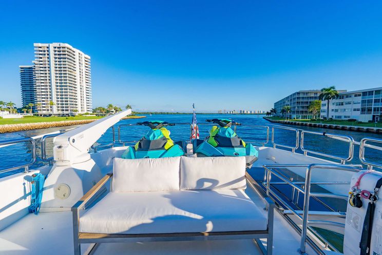 Charter Yacht PILOT LOUNGE - Horizon E84 - 4 Cabins - Nassau - Exumas - Bahamas