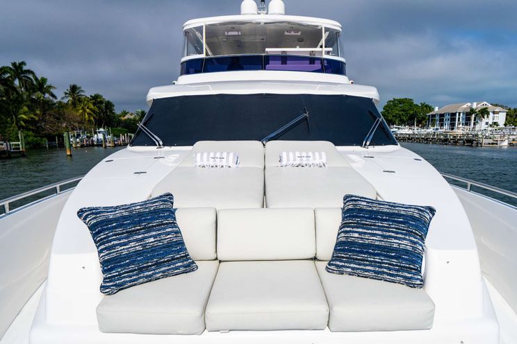 Charter Yacht PILOT LOUNGE - Horizon E84 - 4 Cabins - Nassau - Exumas - Bahamas