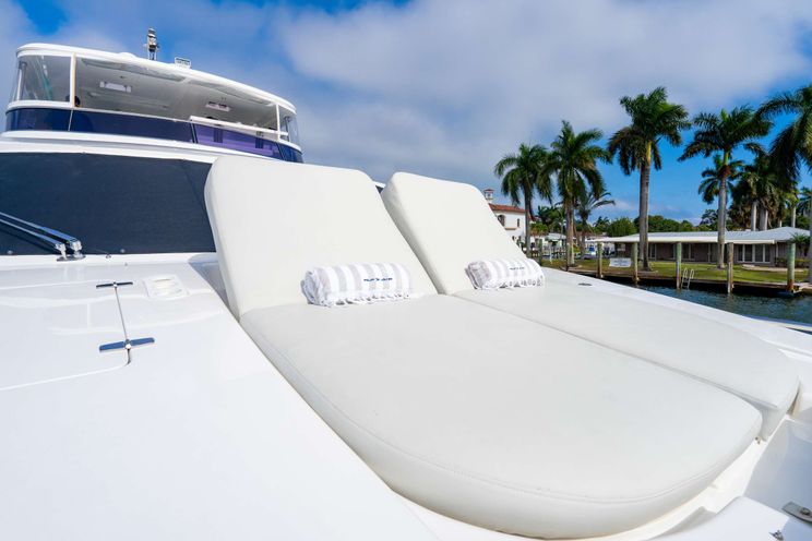 Charter Yacht PILOT LOUNGE - Horizon E84 - 4 Cabins - Nassau - Exumas - Bahamas