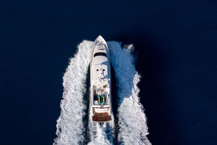 Charter Yacht PILOT LOUNGE - Horizon E84 - 4 Cabins - Nassau - Exumas - Bahamas