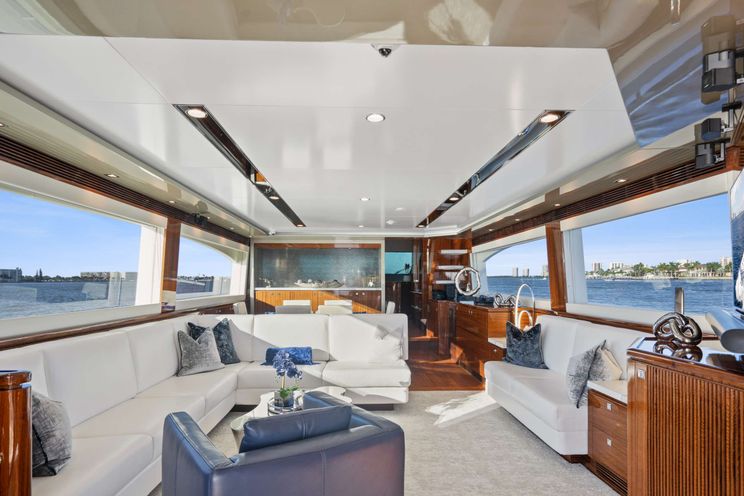 Charter Yacht PILOT LOUNGE - Horizon E84 - 4 Cabins - Nassau - Exumas - Bahamas
