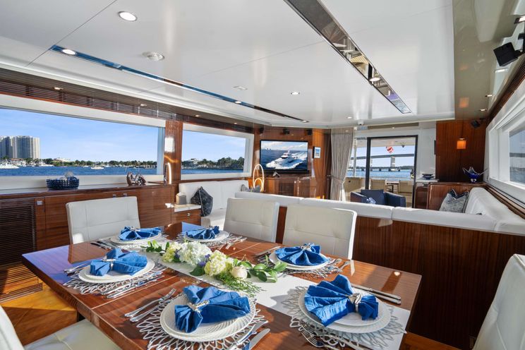 Charter Yacht PILOT LOUNGE - Horizon E84 - 4 Cabins - Nassau - Exumas - Bahamas