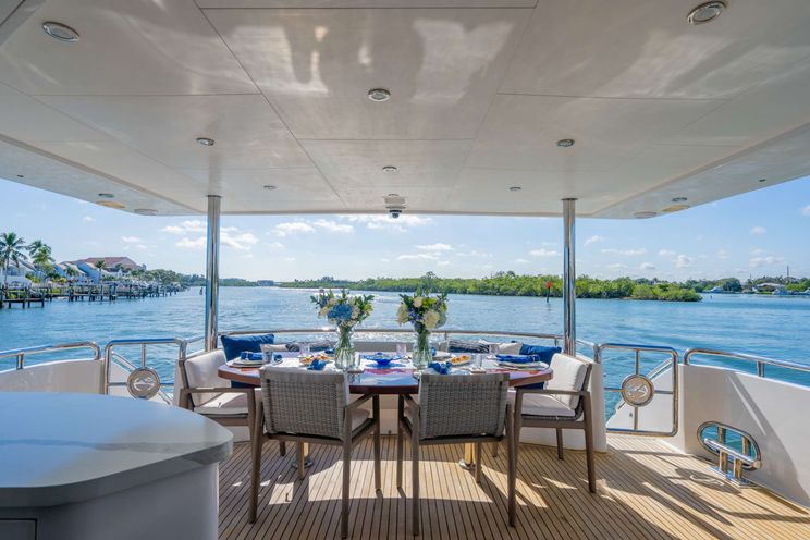 Charter Yacht PILOT LOUNGE - Horizon E84 - 4 Cabins - Nassau - Exumas - Bahamas