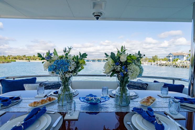 Charter Yacht PILOT LOUNGE - Horizon E84 - 4 Cabins - Nassau - Exumas - Bahamas