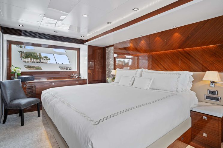 Charter Yacht PILOT LOUNGE - Horizon E84 - 4 Cabins - Nassau - Exumas - Bahamas