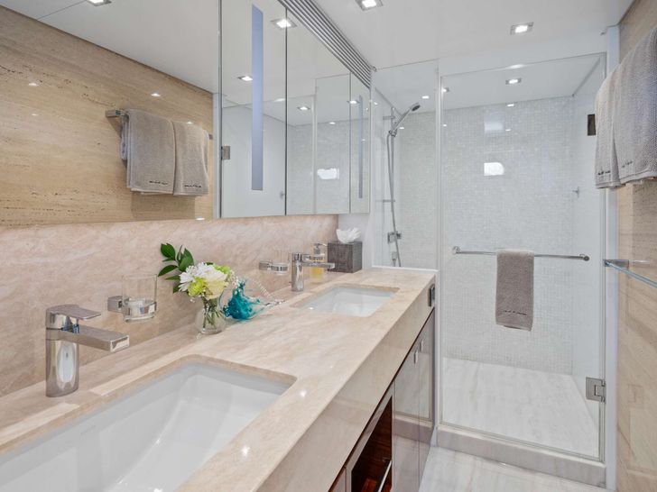 PILOT LOUNGE Horizon E84 - master cabin bathroom PILOT LOUNGE Horizon E84 - master cabin bathroom