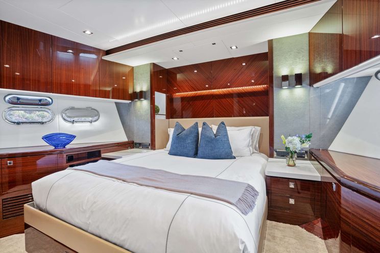 Charter Yacht PILOT LOUNGE - Horizon E84 - 4 Cabins - Nassau - Exumas - Bahamas