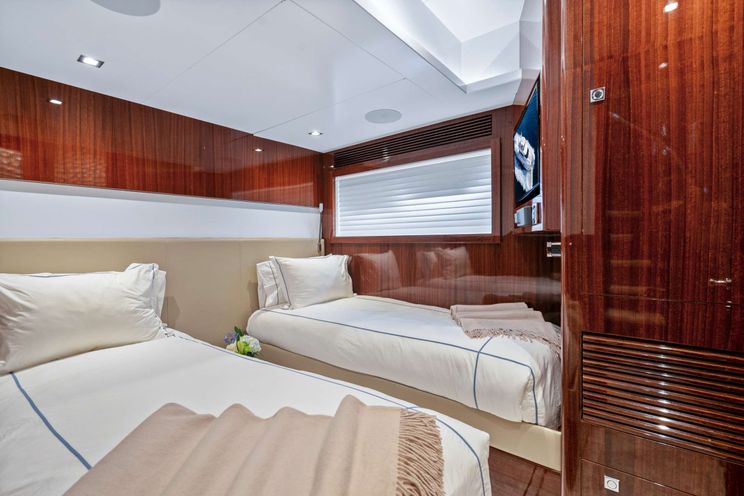 Charter Yacht PILOT LOUNGE - Horizon E84 - 4 Cabins - Nassau - Exumas - Bahamas