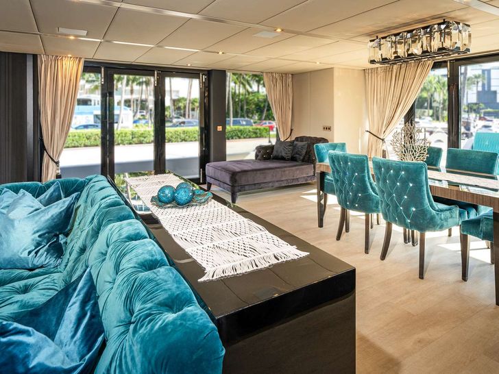 ISLAND MAJESTY Sunreef 68 Supreme Power - saloon seating and dining area ISLAND MAJESTY Sunreef 68 Supreme Power - saloon seating and dining area