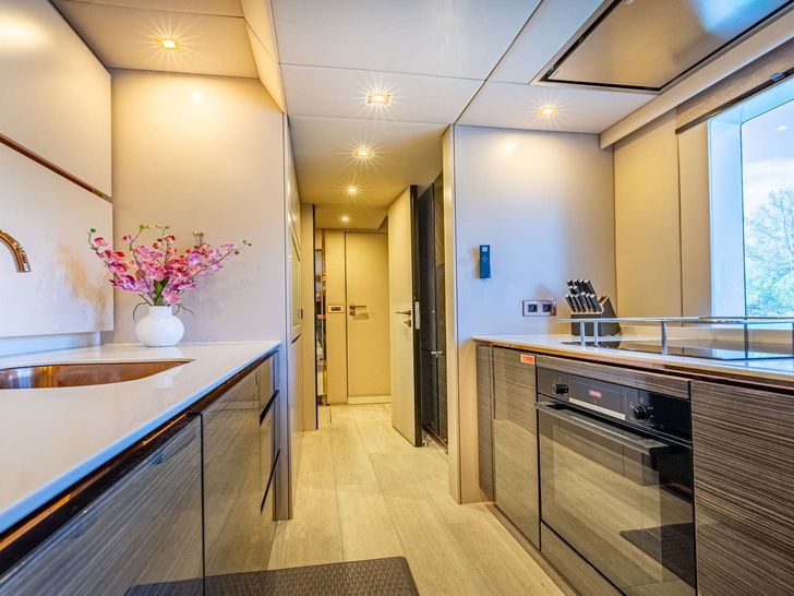 ISLAND MAJESTY Sunreef 68 Supreme Power - galley ISLAND MAJESTY Sunreef 68 Supreme Power - galley