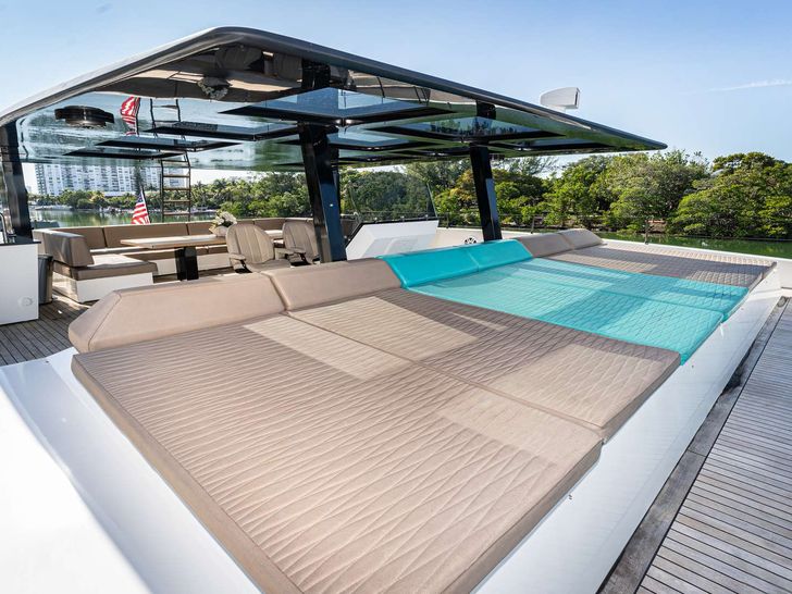 ISLAND MAJESTY Sunreef 68 Supreme Power - flybridge bronzing area ISLAND MAJESTY Sunreef 68 Supreme Power - flybridge bronzing area