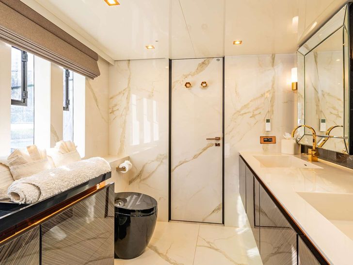 ISLAND MAJESTY Sunreef 68 Supreme Power - master cabin bathroom ISLAND MAJESTY Sunreef 68 Supreme Power - master cabin bathroom