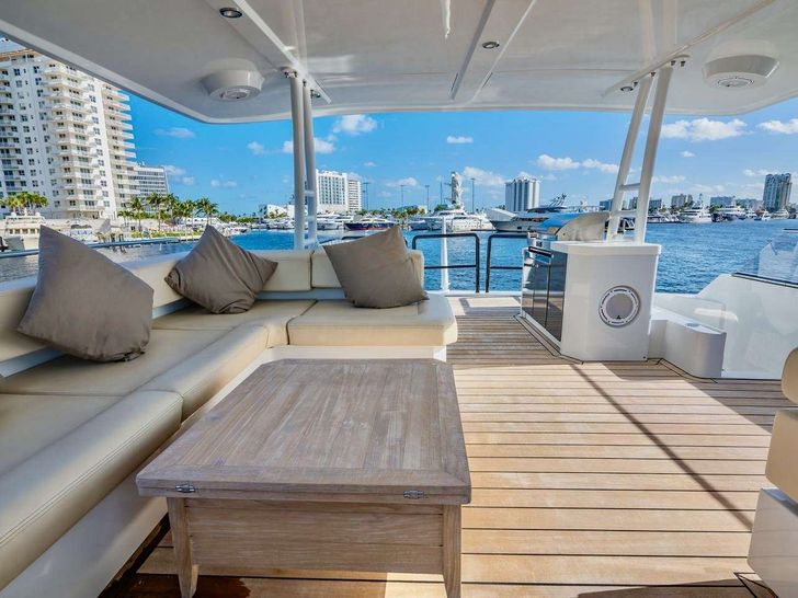 CATA Nishii 54 - Flybridge Lounge CATA Nishii 54 - Flybridge Lounge