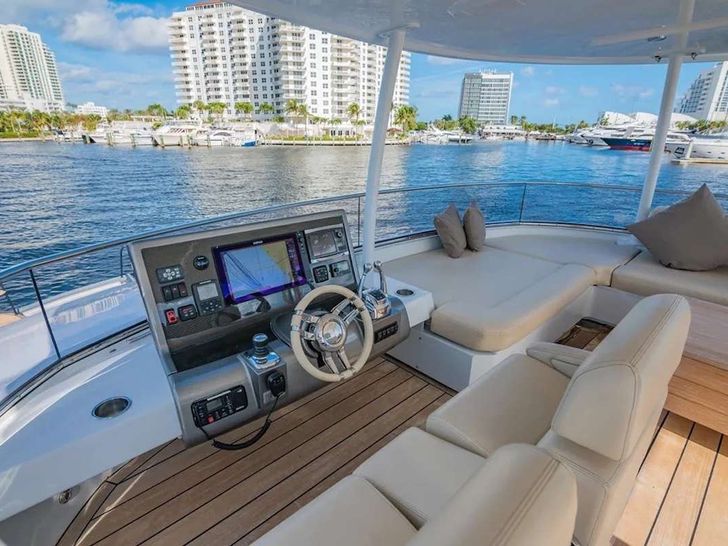 CATA Nishii 54 - Flybridge Helm CATA Nishii 54 - Flybridge Helm