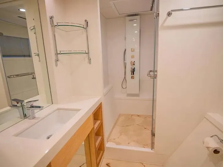 CATA Nishii 54 - Master Cabin Bathroom CATA Nishii 54 - Master Cabin Bathroom