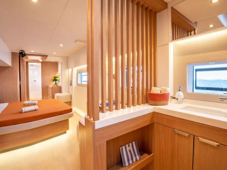 FARBEN Bali 5.8 - master cabin bathroom FARBEN Bali 5.8 - master cabin bathroom