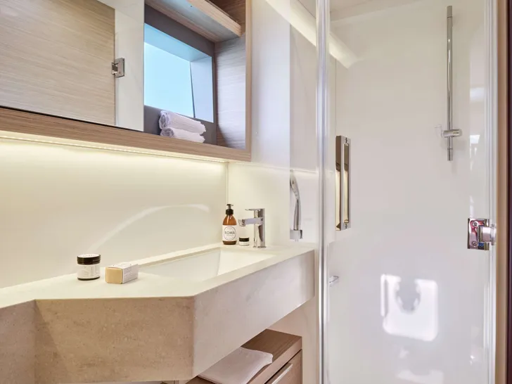 REALITY Lagoon 51 - cabin 1 bathroom REALITY Lagoon 51 - cabin 1 bathroom