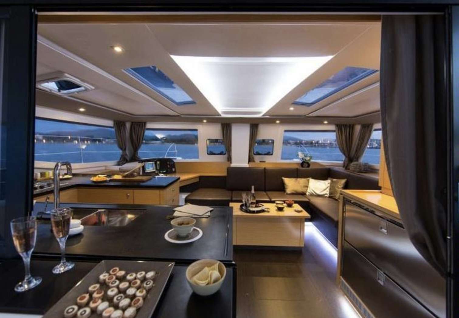 MAHANA Fountaine Pajot Helia 44 - saloon