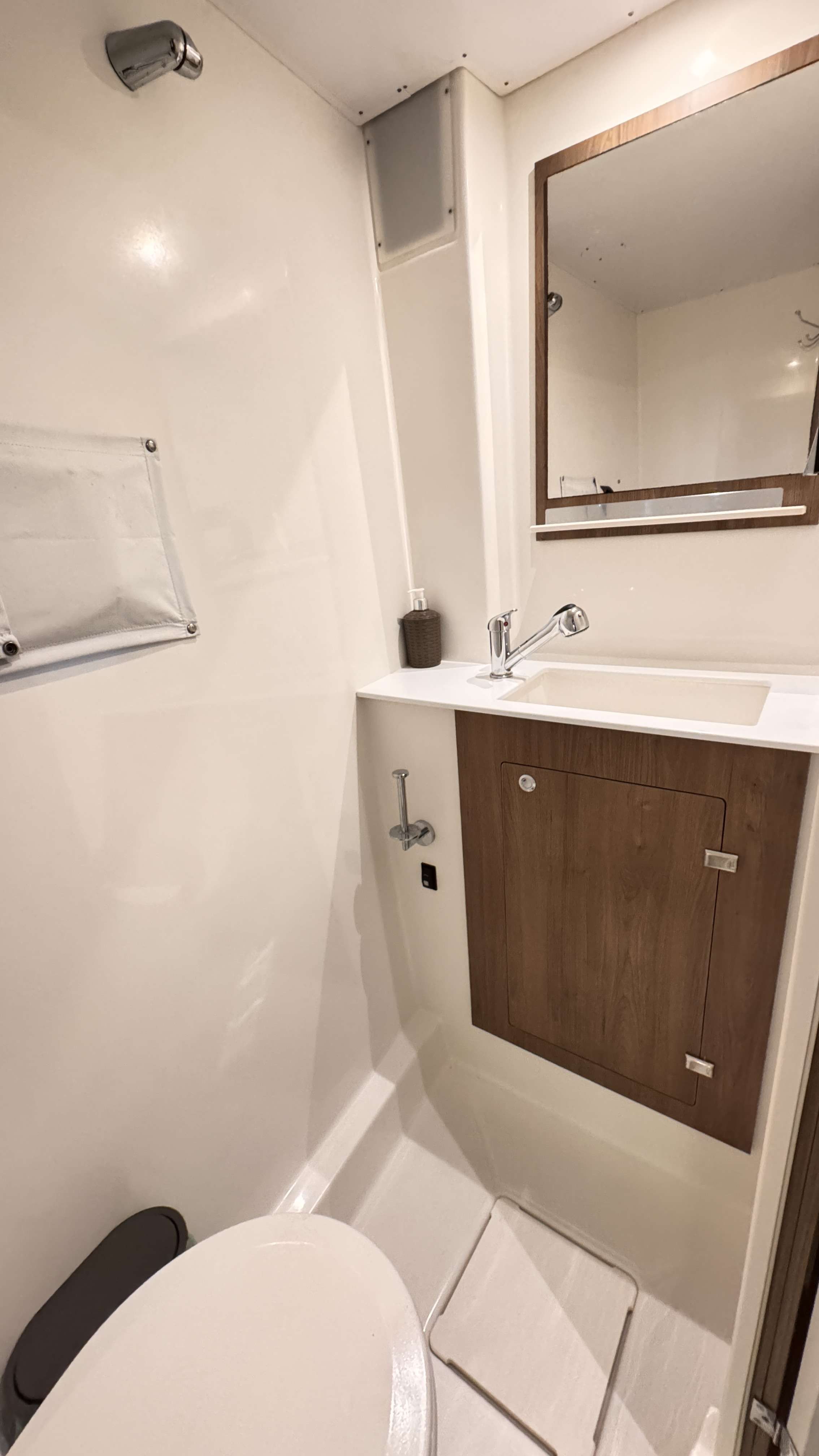 AQUATIC ODYSSEY Bali 4.2 - cabin bathroom