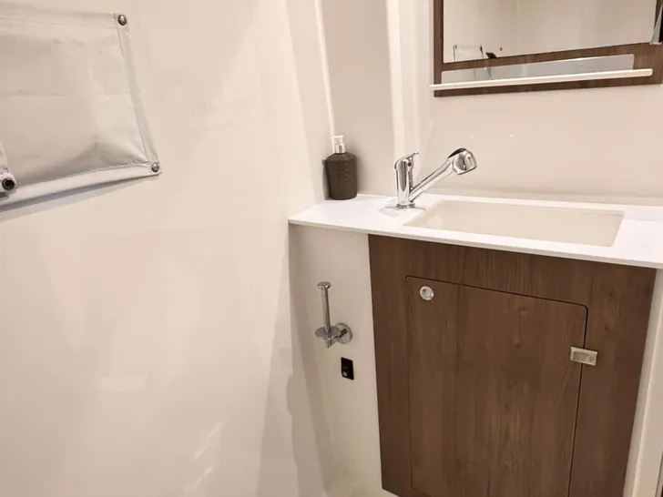 AQUATIC ODYSSEY Bali 4.2 - cabin bathroom AQUATIC ODYSSEY Bali 4.2 - cabin bathroom