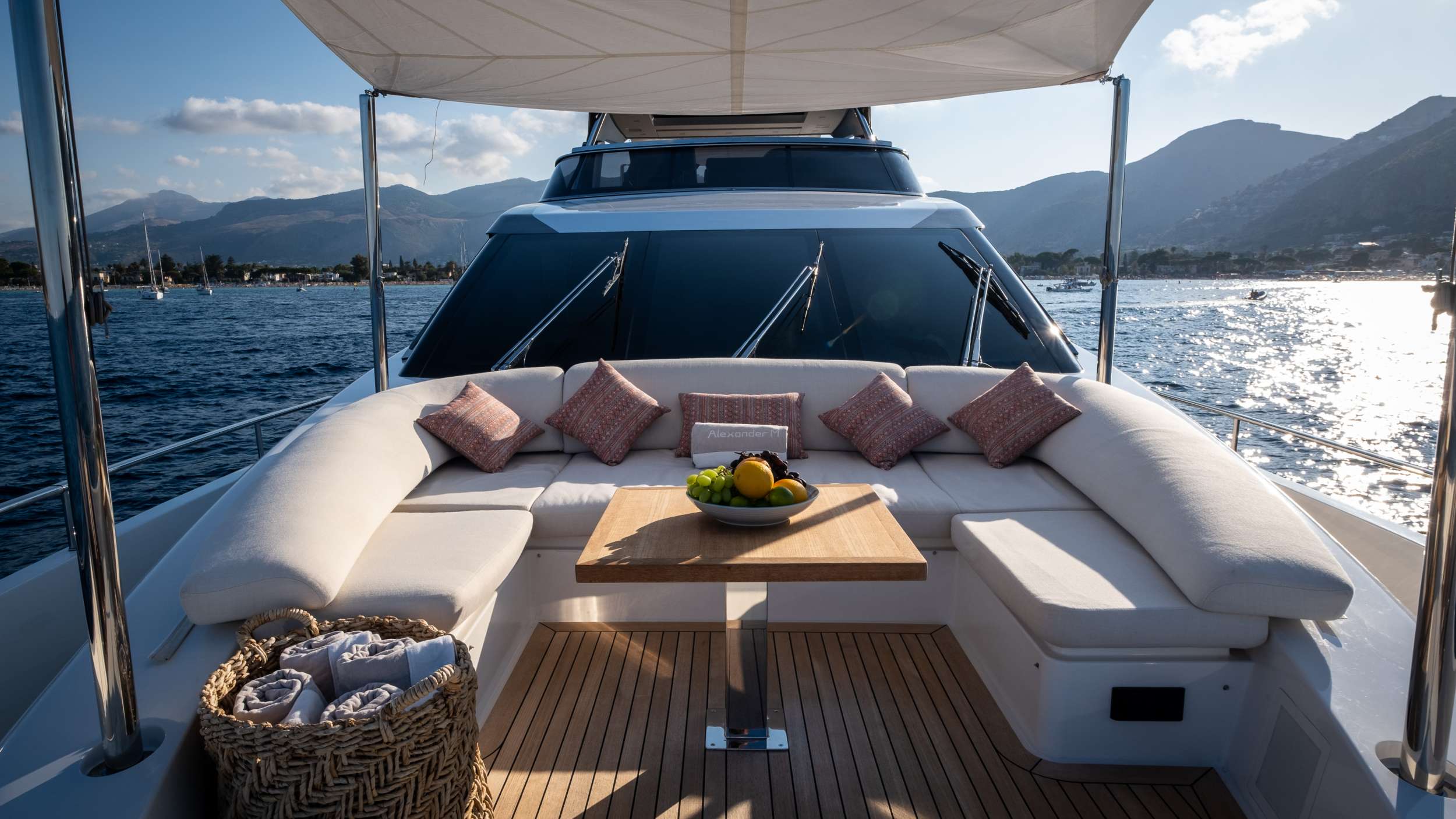ALEXANDER M Sanlorenzo SL78 - foredeck lounge