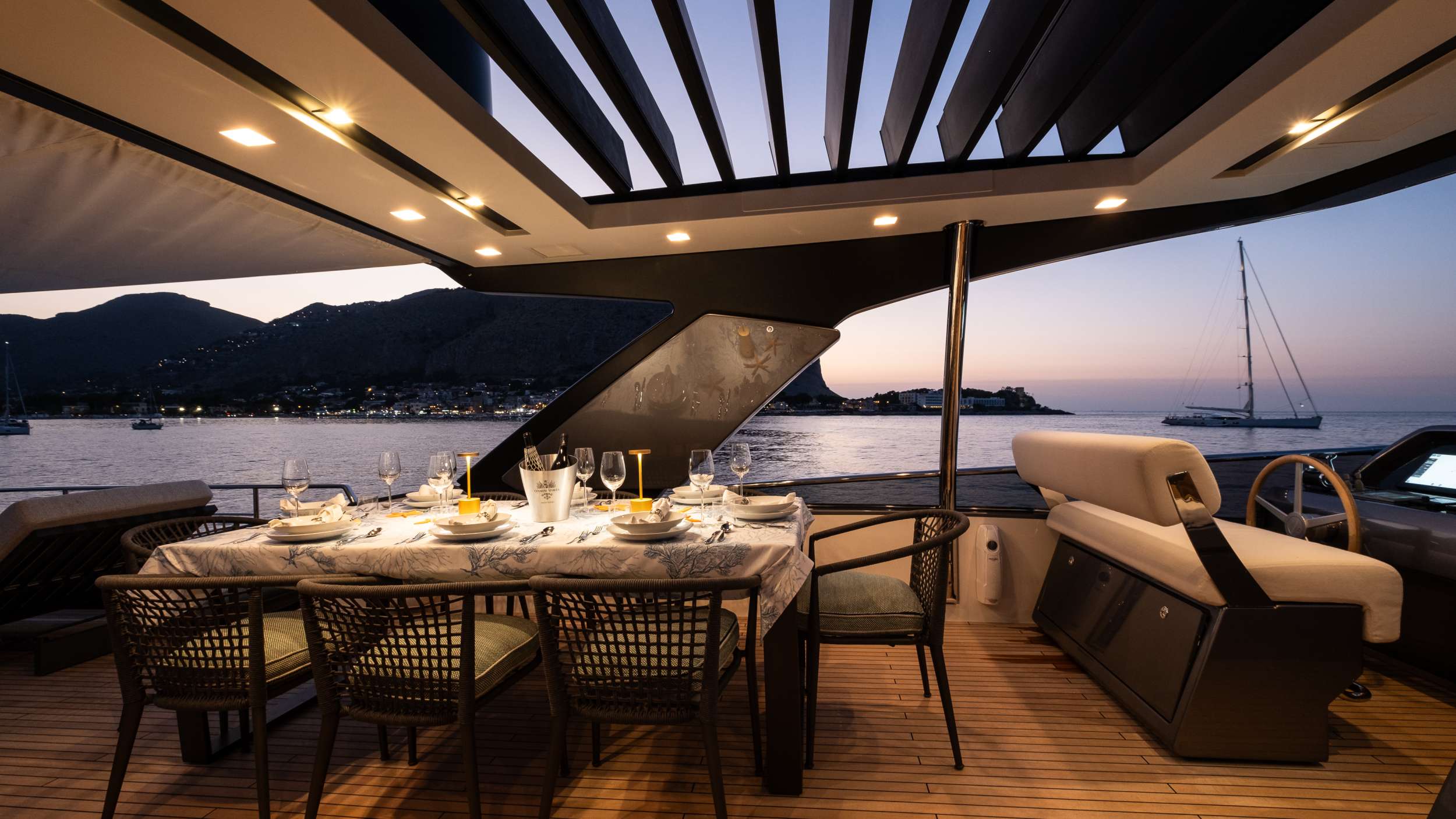 ALEXANDER M Sanlorenzo SL78 - flybridge alfresco dining area