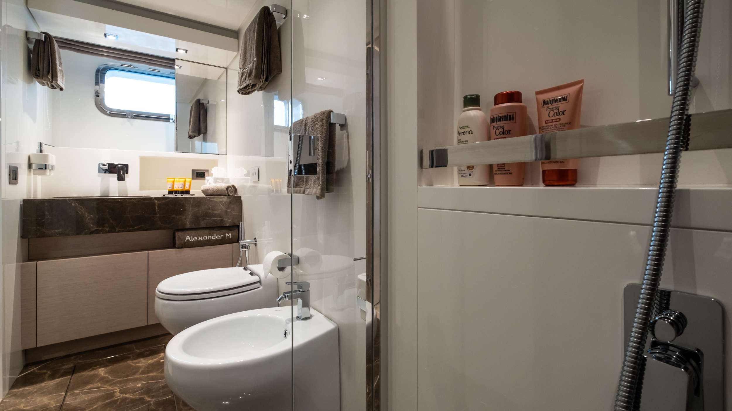 ALEXANDER M Sanlorenzo SL78 - master cabin bathroom