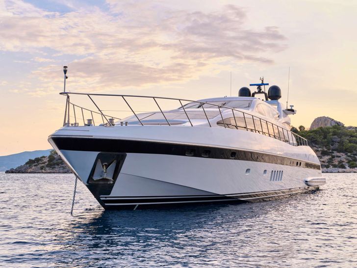 WET PANTHER Mangusta Open 105 - bow view WET PANTHER Mangusta Open 105 - bow view