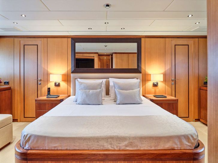 WET PANTHER Mangusta Open 105 - master cabin WET PANTHER Mangusta Open 105 - master cabin