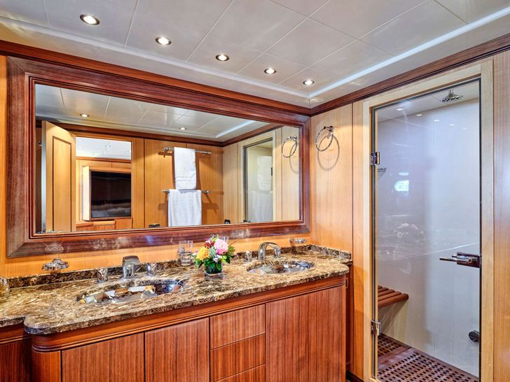 WET PANTHER Mangusta Open 105 - master cabin bathroom WET PANTHER Mangusta Open 105 - master cabin bathroom