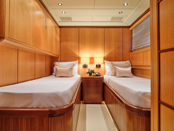 WET PANTHER Mangusta Open 105 - twin cabin WET PANTHER Mangusta Open 105 - twin cabin