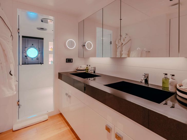 CARMEN Aegean 37m - master cabin bathroom CARMEN Aegean 37m - master cabin bathroom