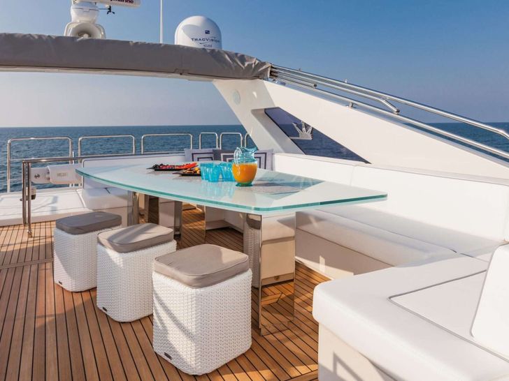 WHY NOT Dominator 78 - flybridge dining area WHY NOT Dominator 78 - flybridge dining area