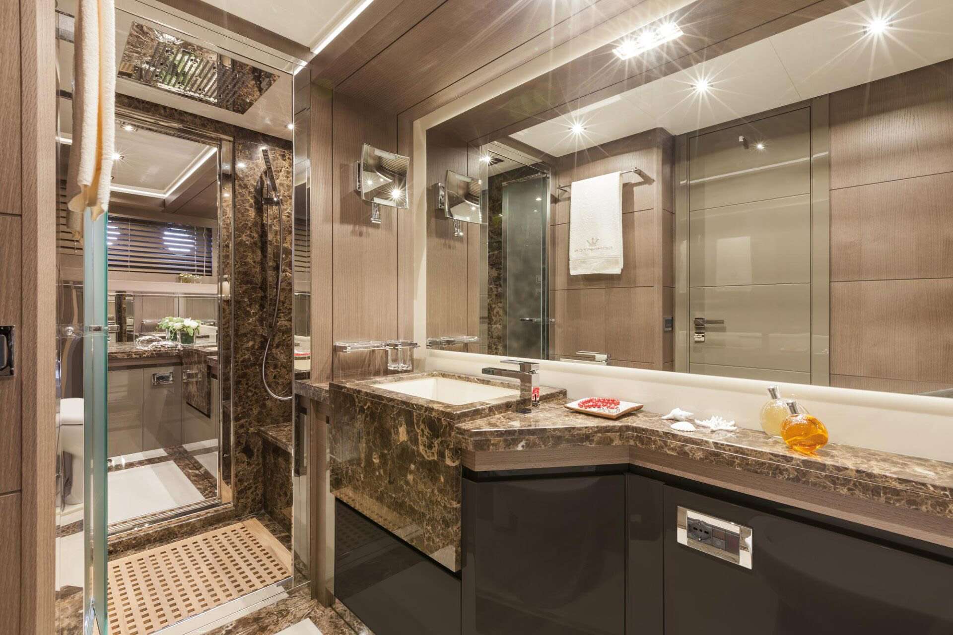 WHY NOT Dominator 78 - master cabin bathroom