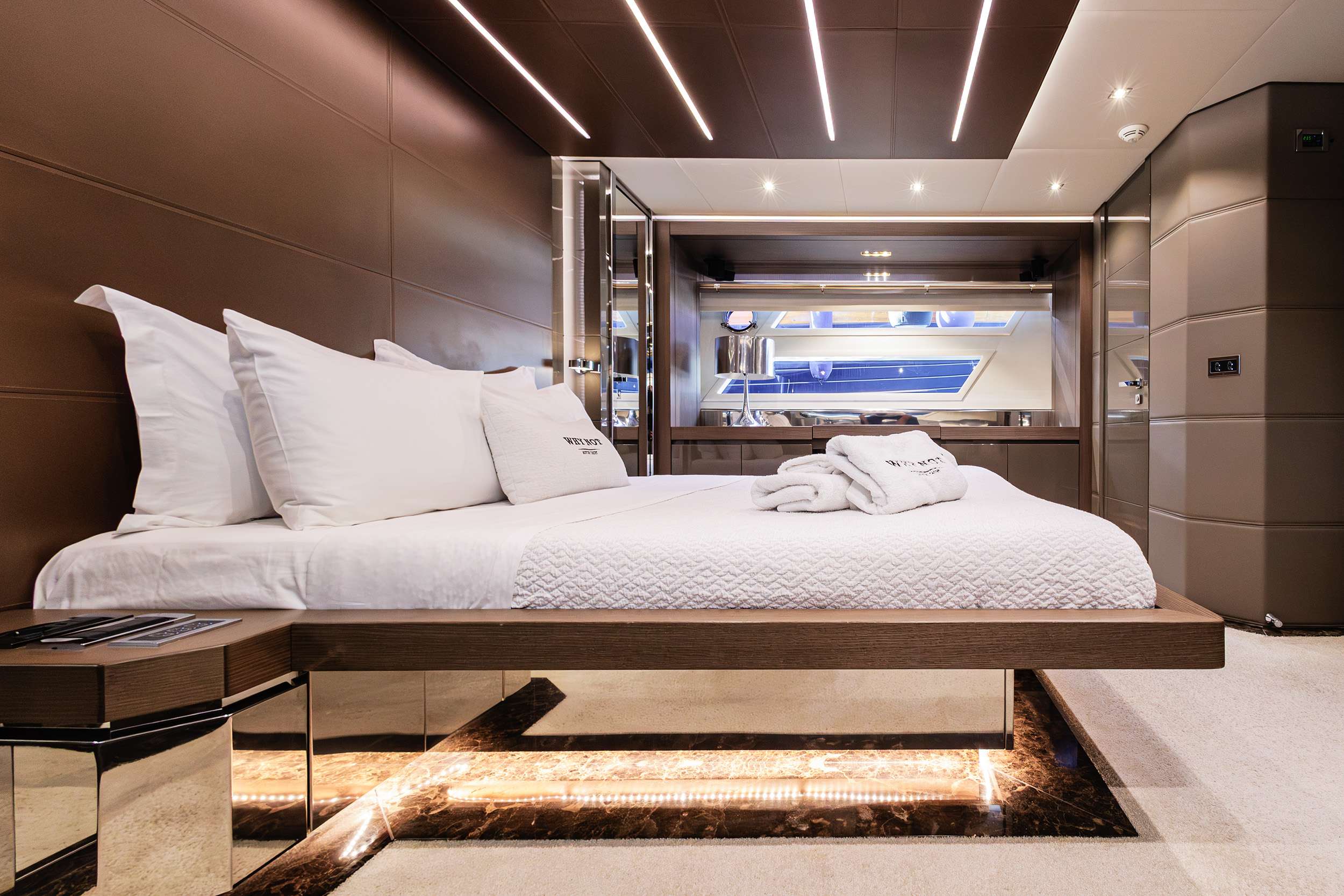 WHY NOT Dominator 78 - master cabin bed