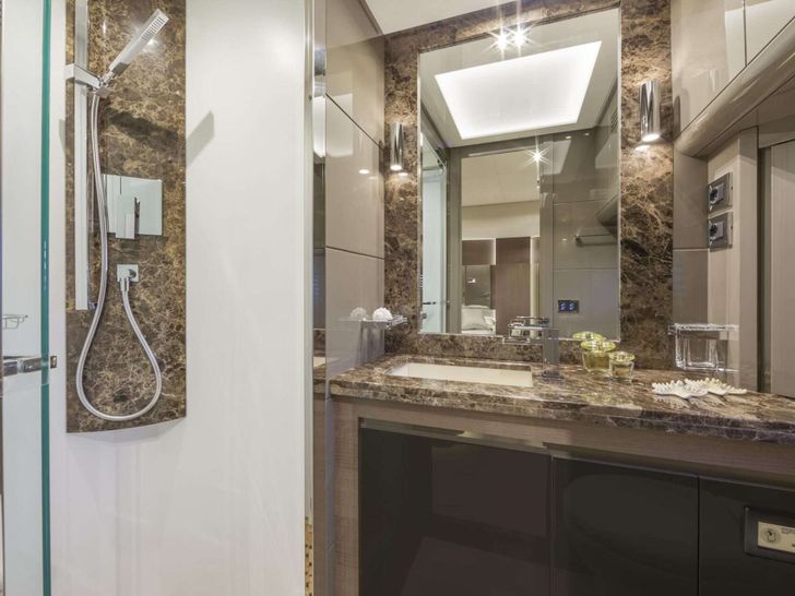 WHY NOT Dominator 78 - twin cabin bathroom WHY NOT Dominator 78 - twin cabin bathroom