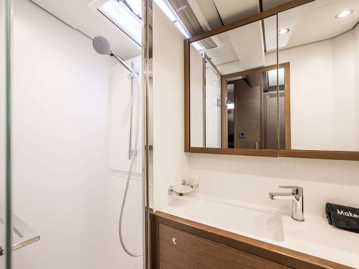 ATLANTIA Lagoon 630 - Head ATLANTIA Lagoon 630 - Head