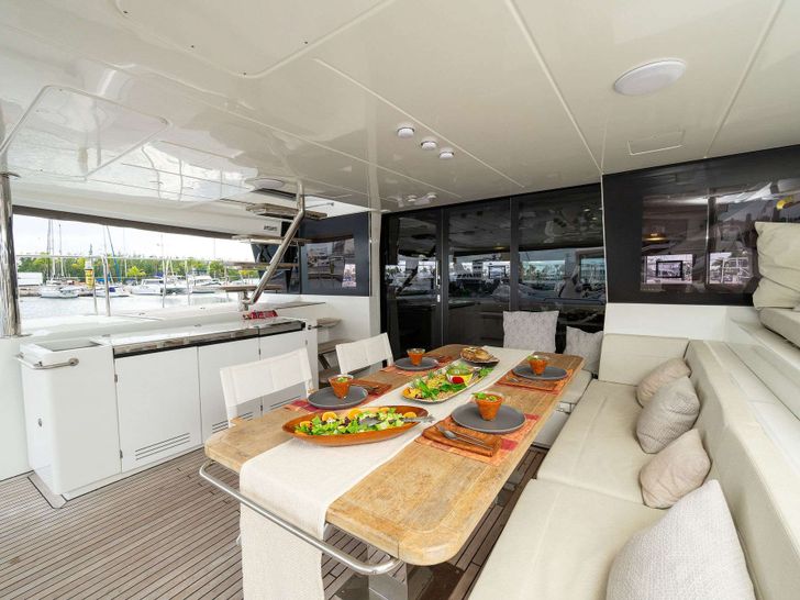 ATLANTIA Lagoon 630 - Alfresco Dining ATLANTIA Lagoon 630 - Alfresco Dining