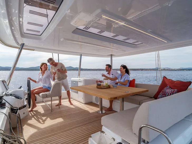 HUMBLE ONE Lagoon 55 - flybridge HUMBLE ONE Lagoon 55 - flybridge