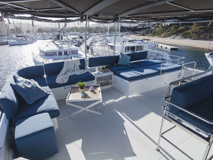 EVER III Lagoon 560 - flybridge seating area EVER III Lagoon 560 - flybridge seating area