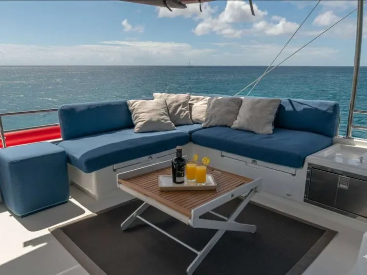 EVER III Lagoon 560 - flybridge lounge EVER III Lagoon 560 - flybridge lounge