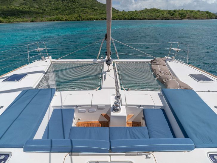 EVER III Lagoon 560 - foredeck bronzing area and net trampolines EVER III Lagoon 560 - foredeck bronzing area and net trampolines