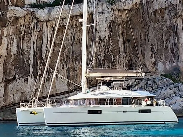 EVER III Lagoon 560 - side profile EVER III Lagoon 560 - side profile